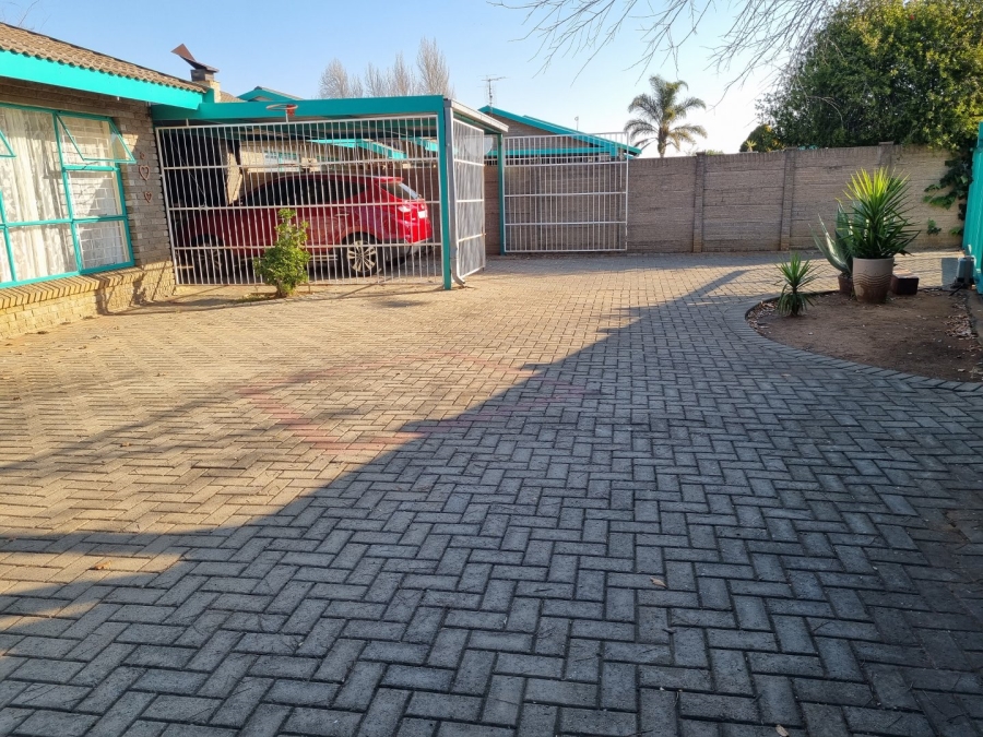 4 Bedroom Property for Sale in Pellissier Free State